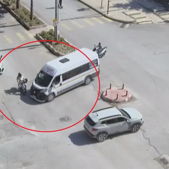 Okul servisi ile elektrikli bisiklet çarpıştı, 2 yaralı, kaza kamerada