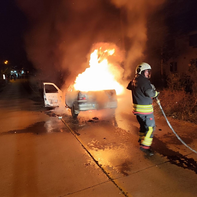 Samsun'da seyir halindeki otomobil alev aldı