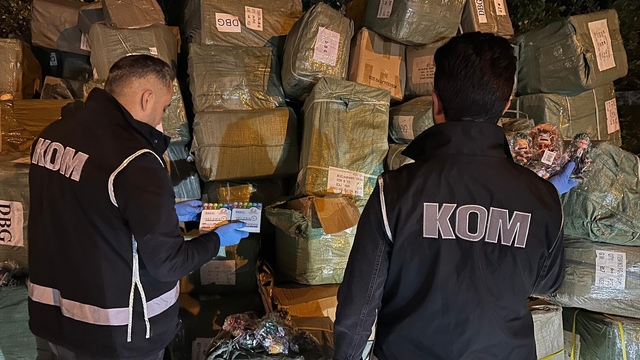 Ağrı'da 40 milyon lira değerinde gümrük kaçağı oyuncak ve kalem ele geçirildi