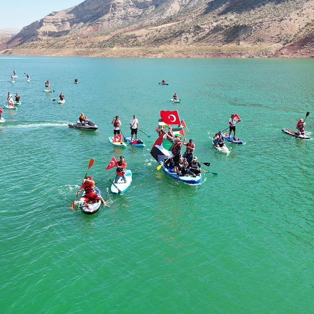 Siirt'te Küresel Sumud Filosu'na destek amacıyla Botan Çayı'na açıldılar