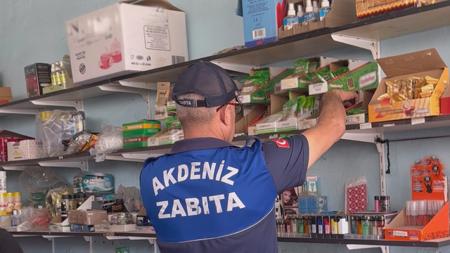 Mersin'de bakkalda son kullanım tarihi geçmiş gıda ürünleri ele geçirildi