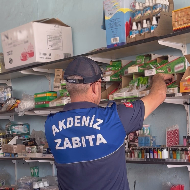 Mersin'de bakkalda son kullanım tarihi geçmiş gıda ürünleri ele geçirildi