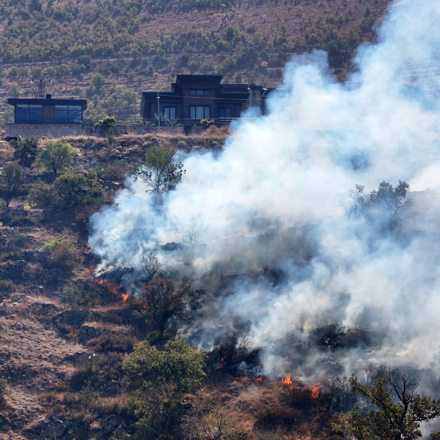 Biber ve patlıcan közlemek için yakılan ateşin sıçradığı çalılık alandaki y...