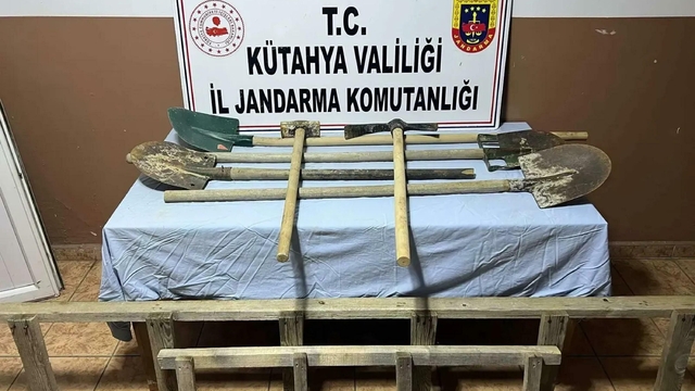 İş makinesi ile kaçak kazıya 2 gözaltı