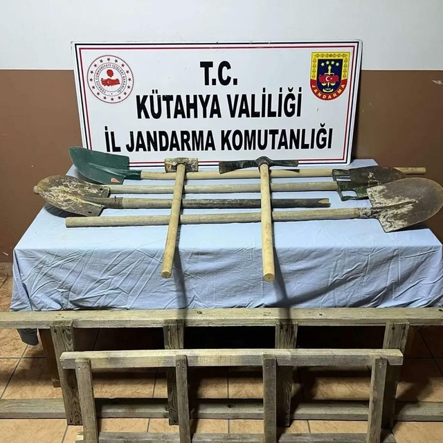 İş makinesi ile kaçak kazıya 2 gözaltı