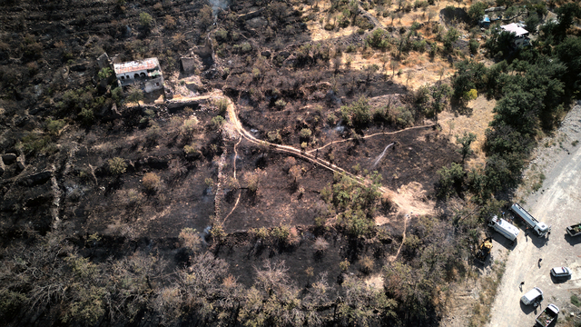 Patlıcan ve biber közlerken dağdaki otluk araziyi yaktı