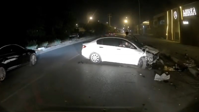 Trafikte sıkıştırılan sürücü, şerit değiştirirken kaza yaptı; 1 ağır yaralı