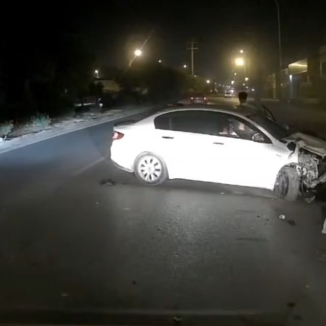 Trafikte sıkıştırılan sürücü, şerit değiştirirken kaza yaptı; 1 ağır yaralı