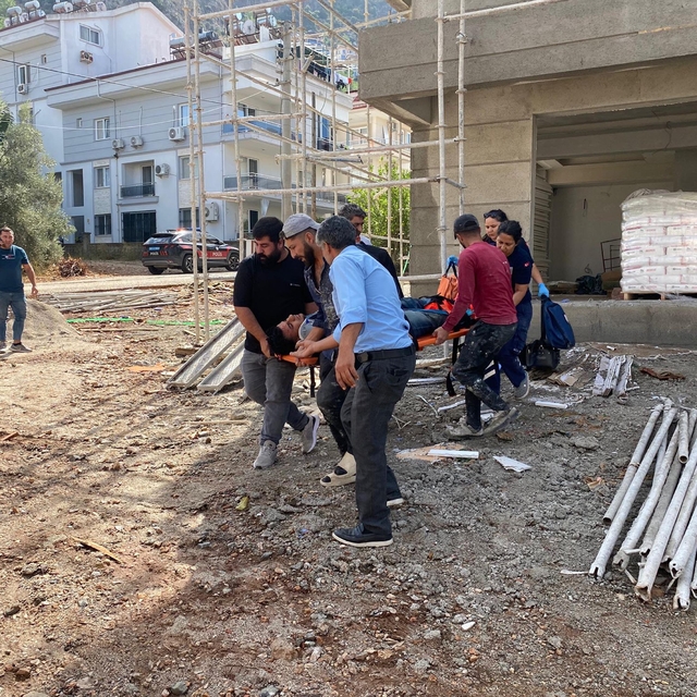 Asansör boşluğuna düşüp yaralandı