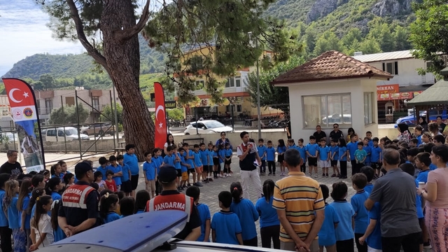 Kumluca'da jandarma ekiplerince "Dünya Hayvanları Koruma Günü" kapsamında program düzenlendi