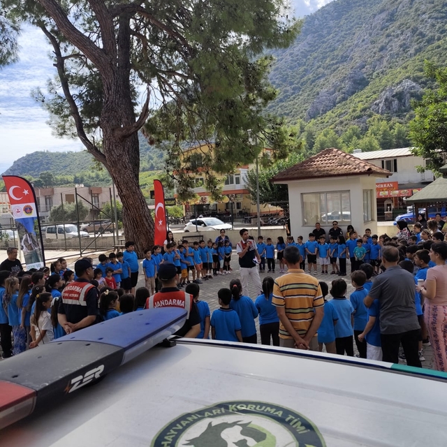 Kumluca'da jandarma ekiplerince "Dünya Hayvanları Koruma Günü" kapsamında p...