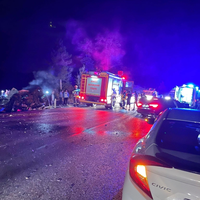 Denizli'de otomobille kamyonetin çarpışması sonucu 1 kişi öldü, 4 kişi yara...