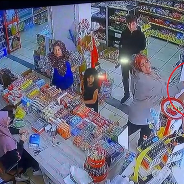 Dükkanının camları kırılan kuaförün, karşı tarafın oğluna tokat attığı iddi...