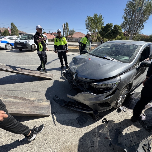Yüksekova'da iki otomobilin çarpışması sonucu 1 kişi yaralandı