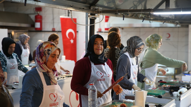 Türk Kızılay Genel Başkanı Yılmaz, Adıyaman'da aşçılık atölyesine katıldı: