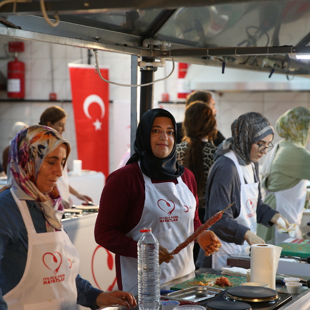 Türk Kızılay Genel Başkanı Yılmaz, Adıyaman'da aşçılık atölyesine katıldı: