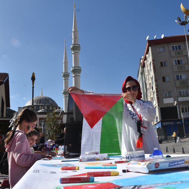 Gümüşhane'de "Filistinli çocuklar için çiz" etkinliği yapıldı