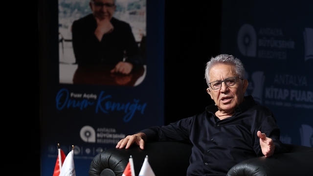 Zülfü Livaneli Antalya Kitap Fuarı'nda okurlarıyla buluştu