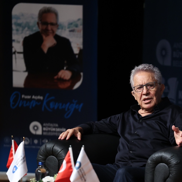 Zülfü Livaneli Antalya Kitap Fuarı'nda okurlarıyla buluştu