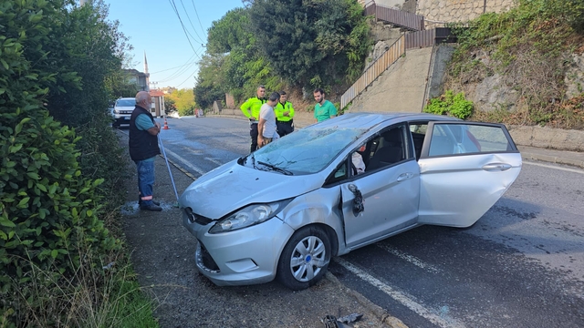 Zonguldak'ta kaza yapan otomobildeki 2 kişi yaralandı