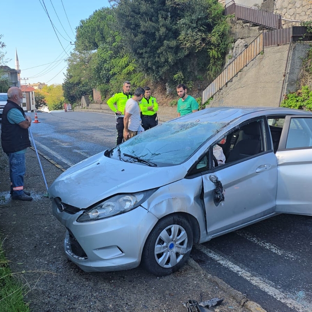 Zonguldak'ta kaza yapan otomobildeki 2 kişi yaralandı