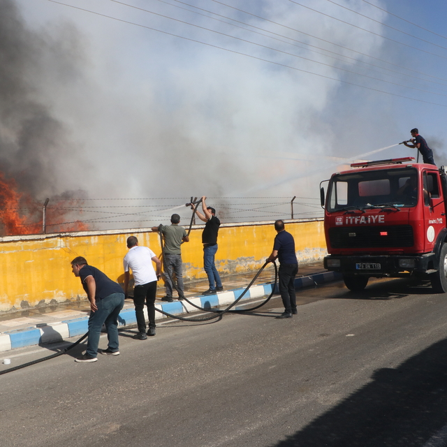 Kilis'te kauçuk üretim fabrikasında çıkan yangın söndürüldü