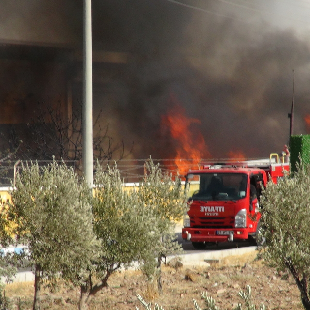 Kilis'te fabrika yangını; 2 saatte söndürüldü