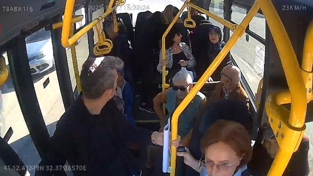 Minibüs sürücüsü, rahatsızlanan yolcuyu hastaneye yetiştirdi