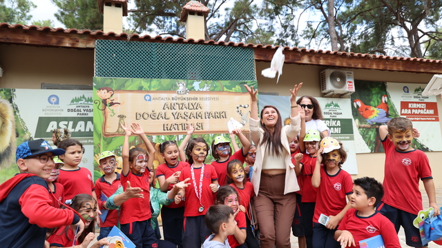 Antalya'daki Doğal Yaşam Parkı'nda tedavileri tamamlanan güvercinler doğaya salındı