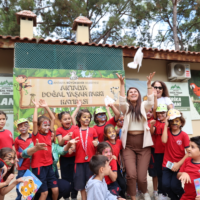 Antalya'daki Doğal Yaşam Parkı'nda tedavileri tamamlanan güvercinler doğaya...