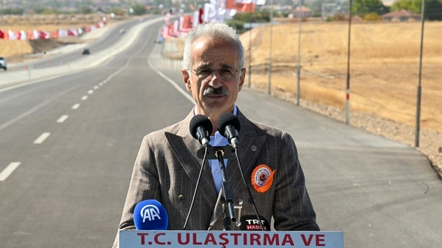 Bakan Uraloğlu: Yaptığımız her yol, Kaman'ın cevizini dünyaya taşıyan bir bağdır (2)