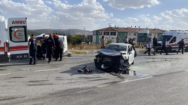 Sivas'ta 3 aracın karıştığı kazada 1 kişi öldü, 4 kişi yaralandı