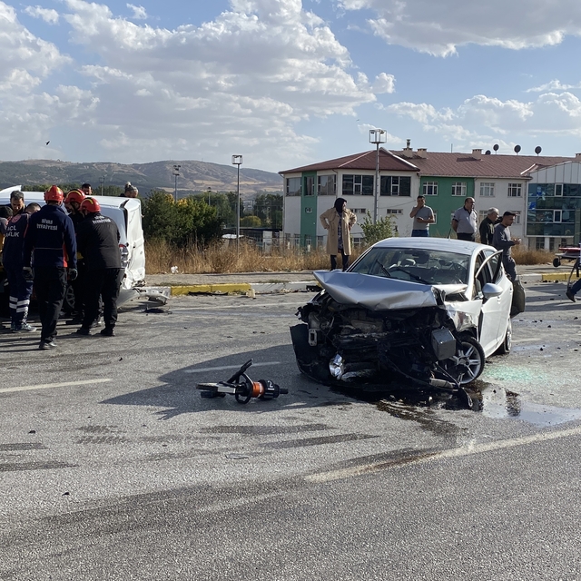 Sivas'ta 3 aracın karıştığı kazada 1 kişi öldü, 4 kişi yaralandı