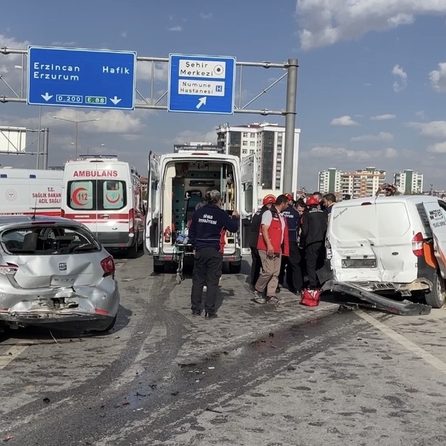 Karşı şeride geçen otomobil zincirleme kazaya yol açtı: 1 ölü, 4 yaralı