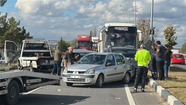 İşçi servisi otobüsü, kırmızı ışıkta bekleyen 7 araca çarptı: 3 yaralı