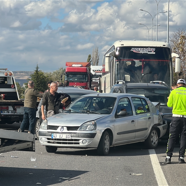 İşçi servisi otobüsü, kırmızı ışıkta bekleyen 7 araca çarptı: 3 yaralı