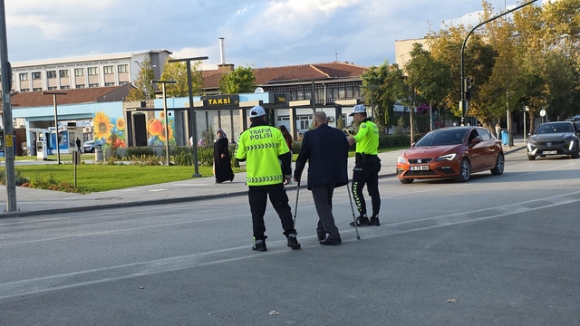Bursa'da yaşlı kişinin yolun karşısına geçmesine polis yardımcı oldu