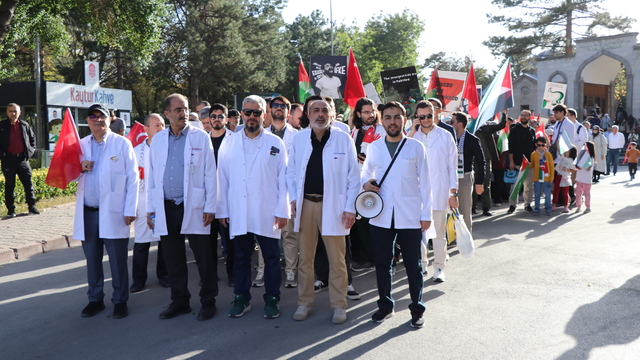 Kayseri'de sağlık çalışanları Gazze'ye destek için "vicdan yürüyüşü" düzenledi