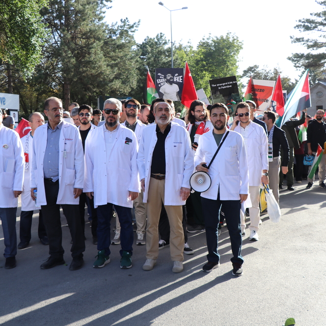 Kayseri'de sağlık çalışanları Gazze'ye destek için "vicdan yürüyüşü" düzenl...