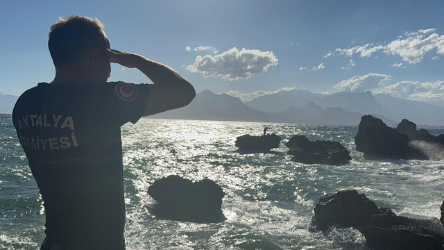 Kayalıkta mahsur kaldı, ekipleri beklemeden yüzerek kıyıya çıktı