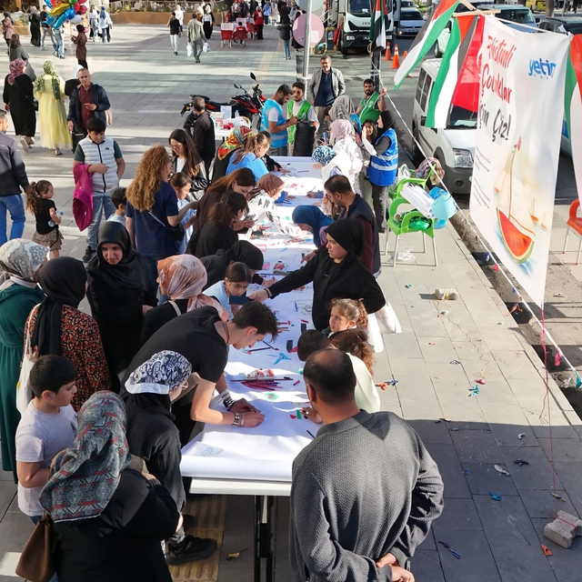 Bitlis'te çocuklar Filistinli akranları için resim çizdi