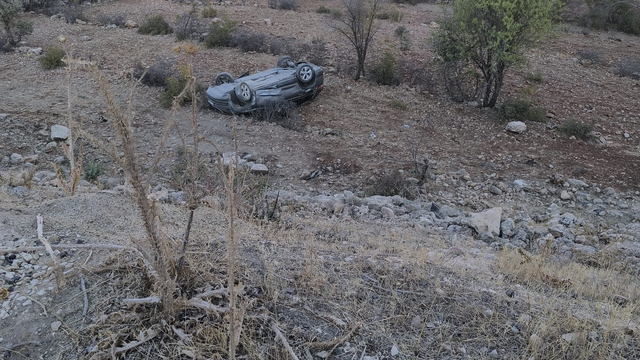 Mardin'de devrilen otomobildeki 2 kişi yaralandı
