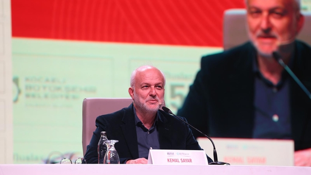 Kocaeli Kitap Fuarı'nın ilk gününde söyleşi ve imza etkinlikleri gerçekleştirildi