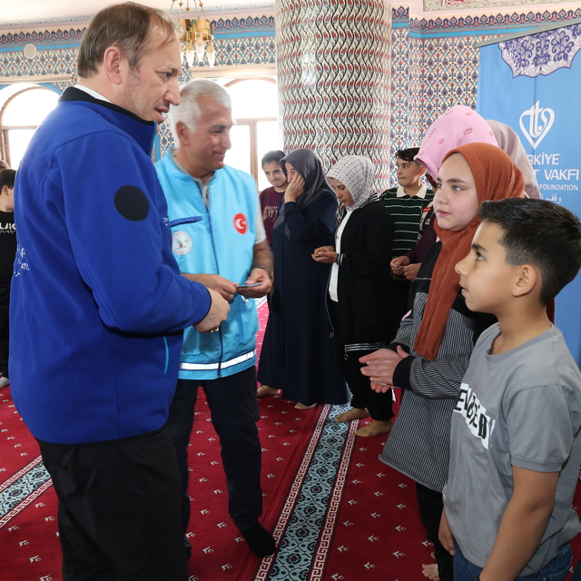 TDV, Elbistan ve Pazarcık'ta 100 aileye alışveriş kartı dağıttı