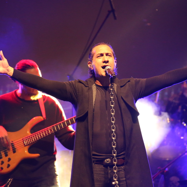 Kars'ta şarkıcı Kıraç sahne aldı