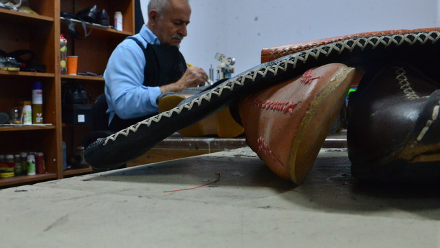 Babasının Kore Savaşı'nda askerlerden öğrendiği ayakkabıcılık mesleğini sürdürüyor