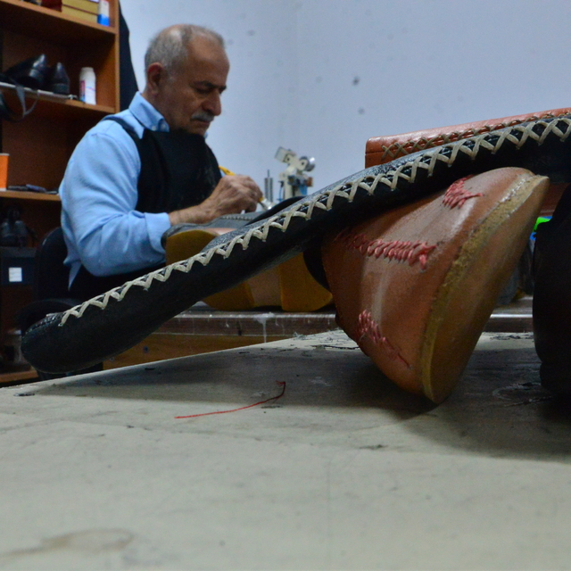 Babasının Kore Savaşı'nda askerlerden öğrendiği ayakkabıcılık mesleğini sür...