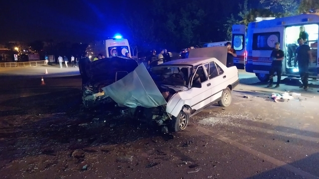 Hatay'da 2 otomobilin çarpıştığı kazada 6 kişi yaralandı