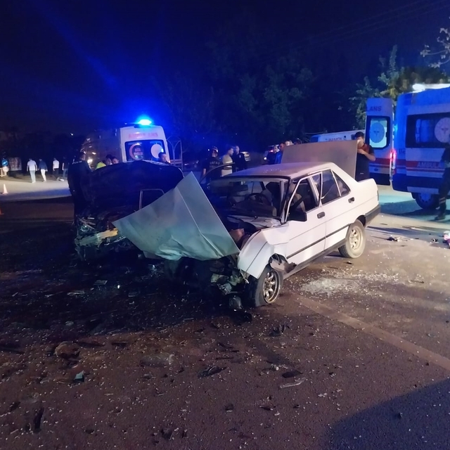 Hatay'da 2 otomobilin çarpıştığı kazada 6 kişi yaralandı