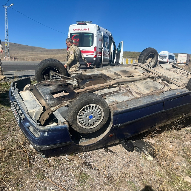 Ardahan'da devrilen otomobildeki 4 kişi yaralandı